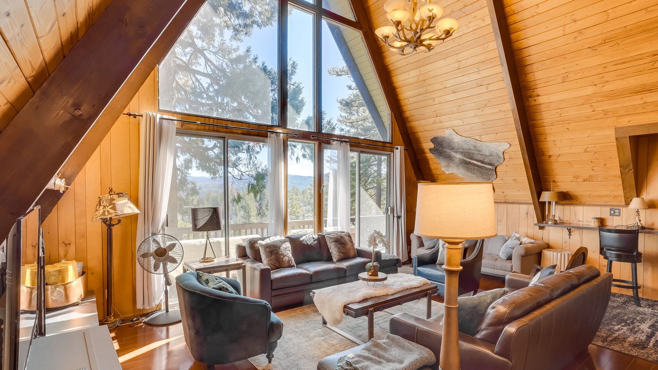 Photo of Livingroom in Lake Arrowhead