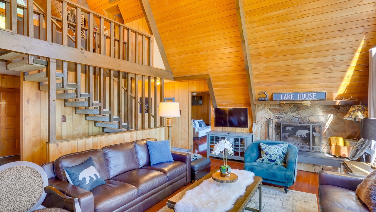 Photo of Livingroom in Lake Arrowhead