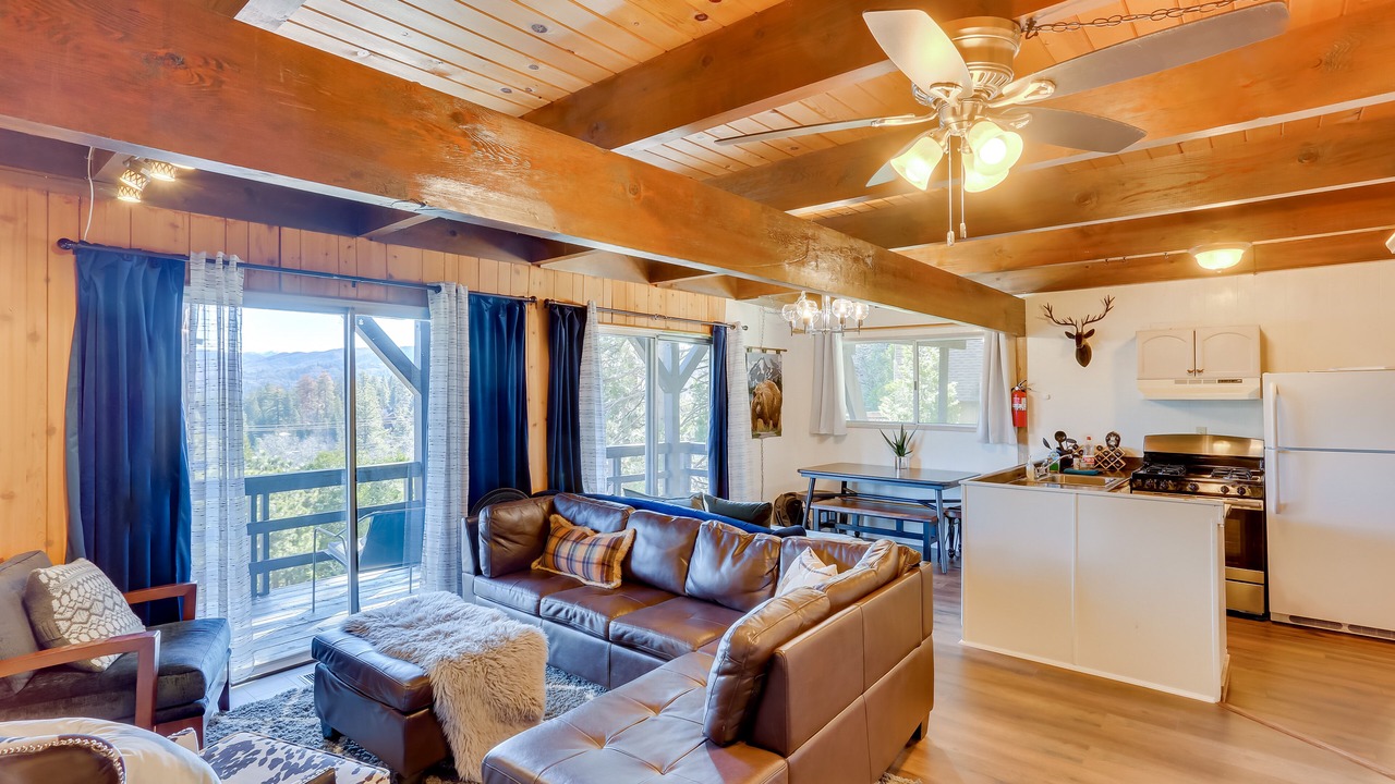 Photo of Livingroom in Lake Arrowhead