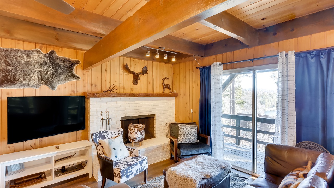 Photo of Livingroom in Lake Arrowhead