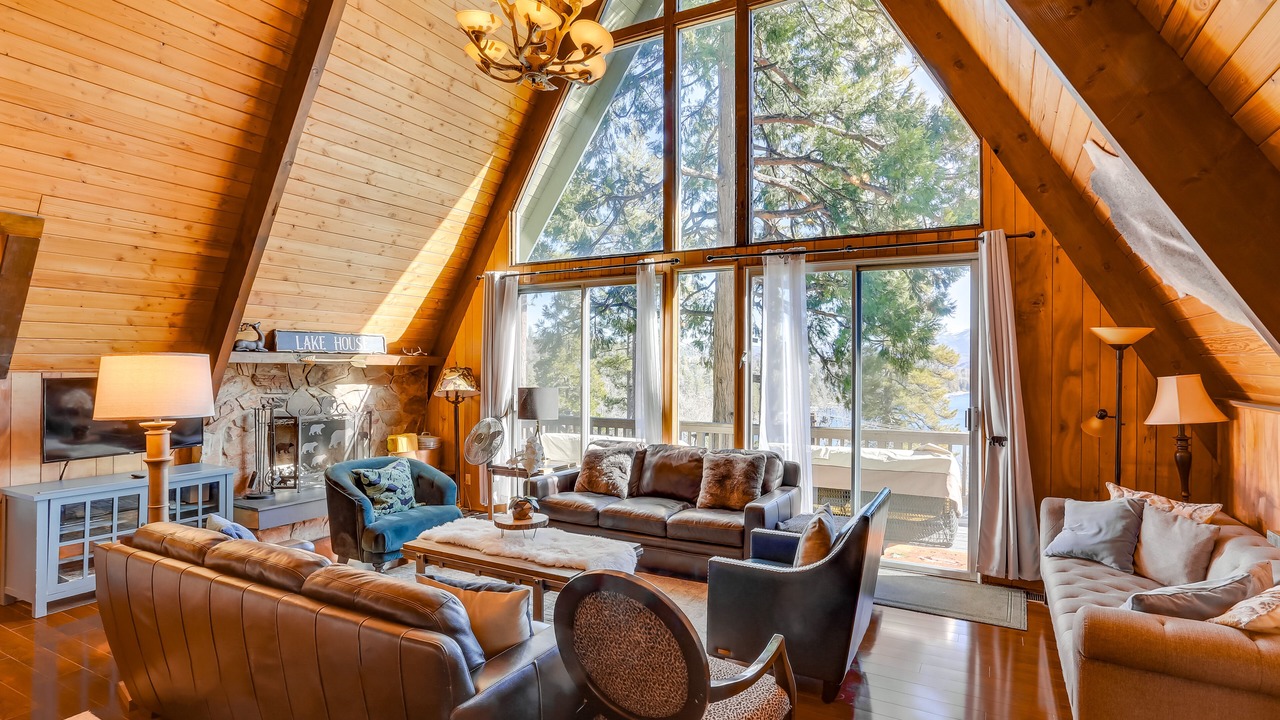 Photo of Livingroom in Lake Arrowhead