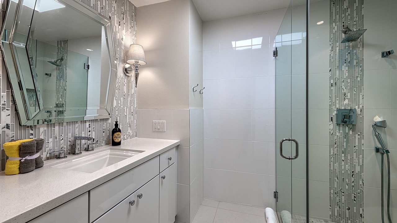 Photo of Bathroom in Canyon Corridor