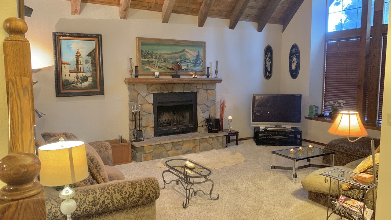 Photo of Livingroom in Lake Arrowhead
