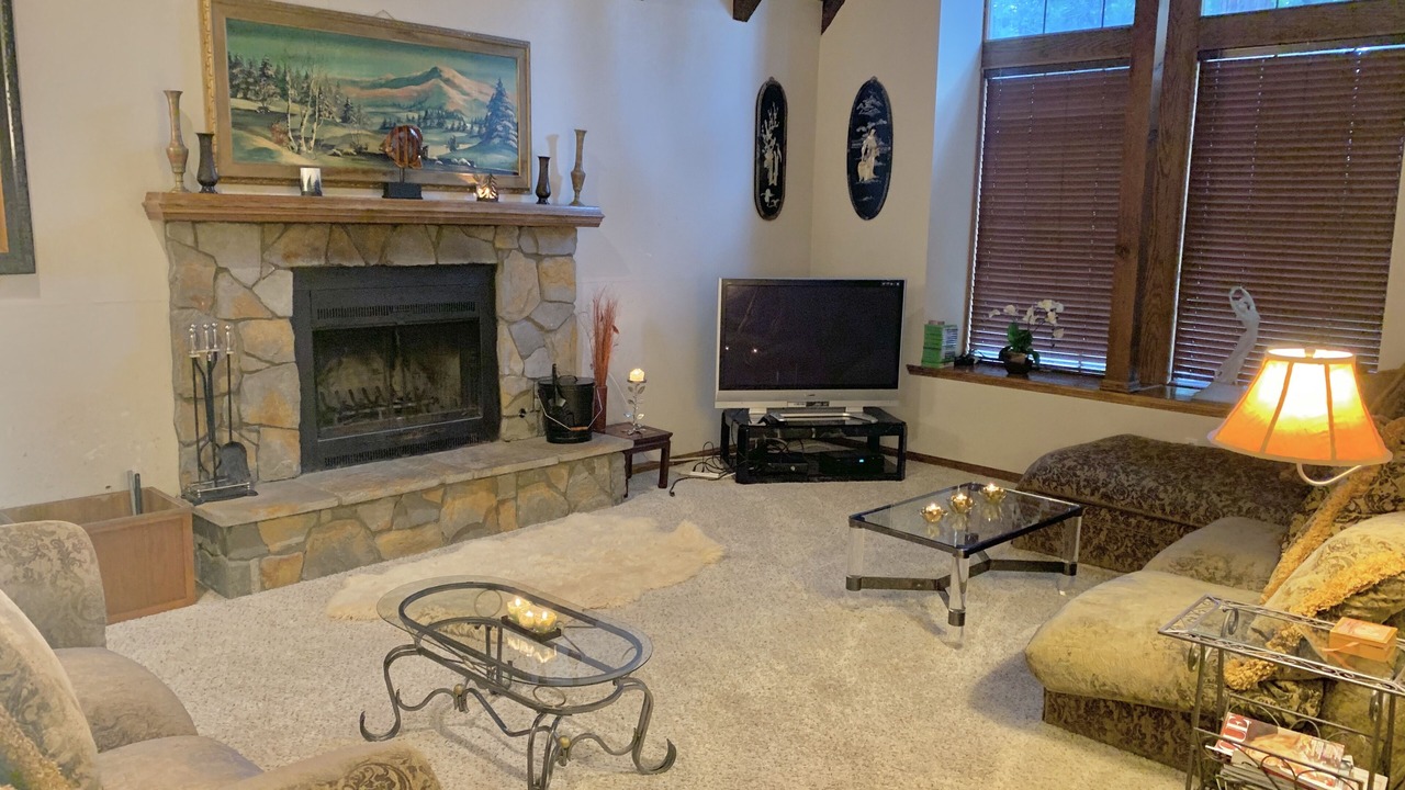 Photo of Livingroom in Lake Arrowhead