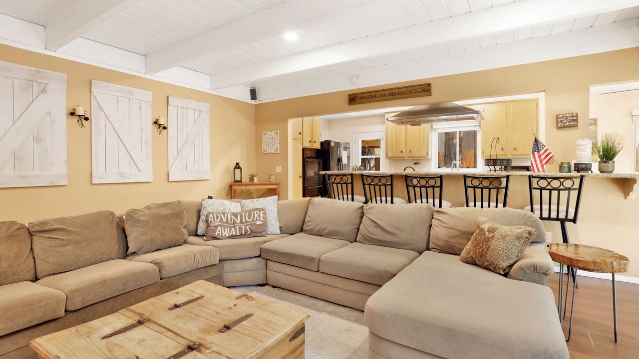 Photo of Livingroom in Summit Estates