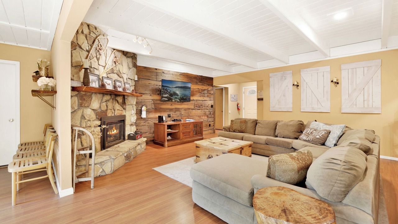 Photo of Livingroom in Summit Estates