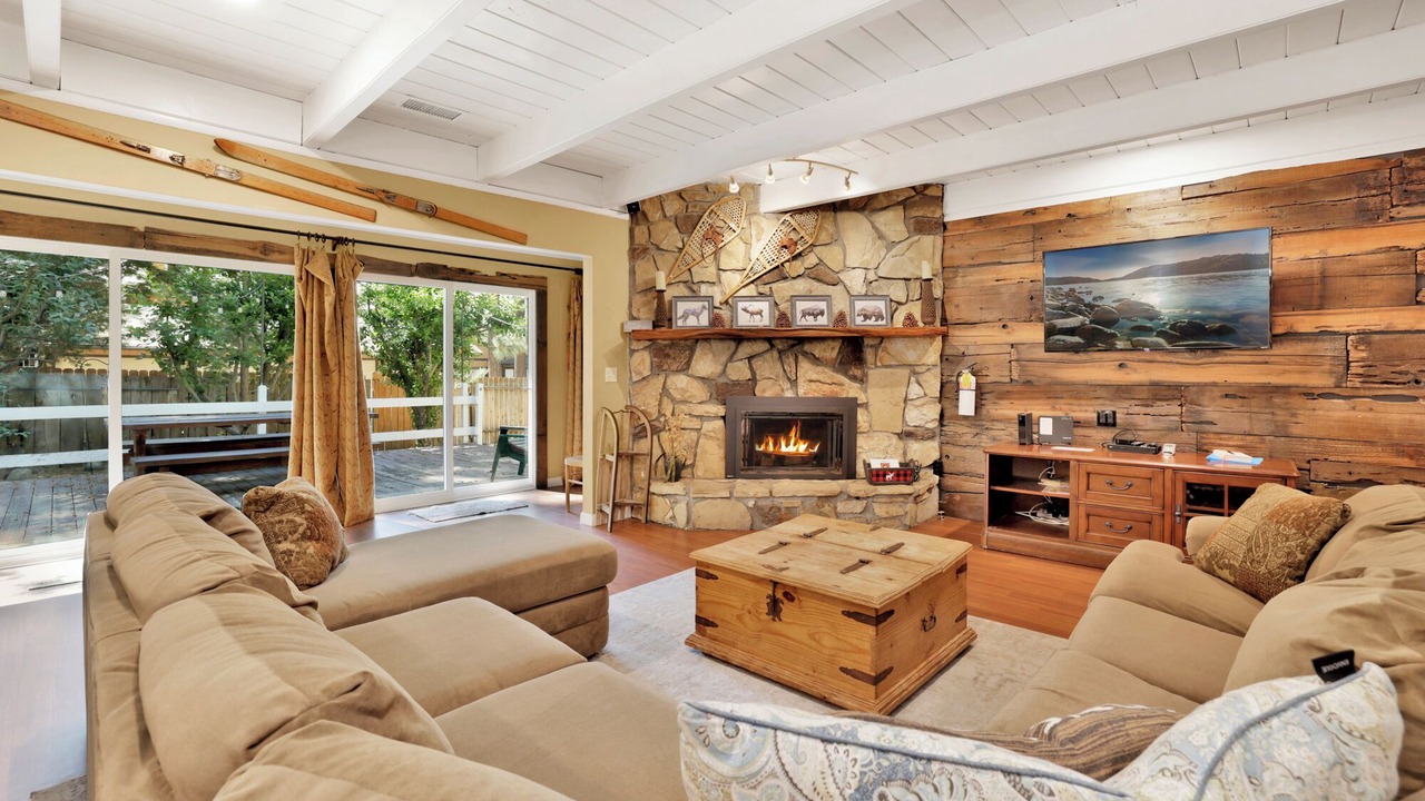 Photo of Livingroom in Summit Estates