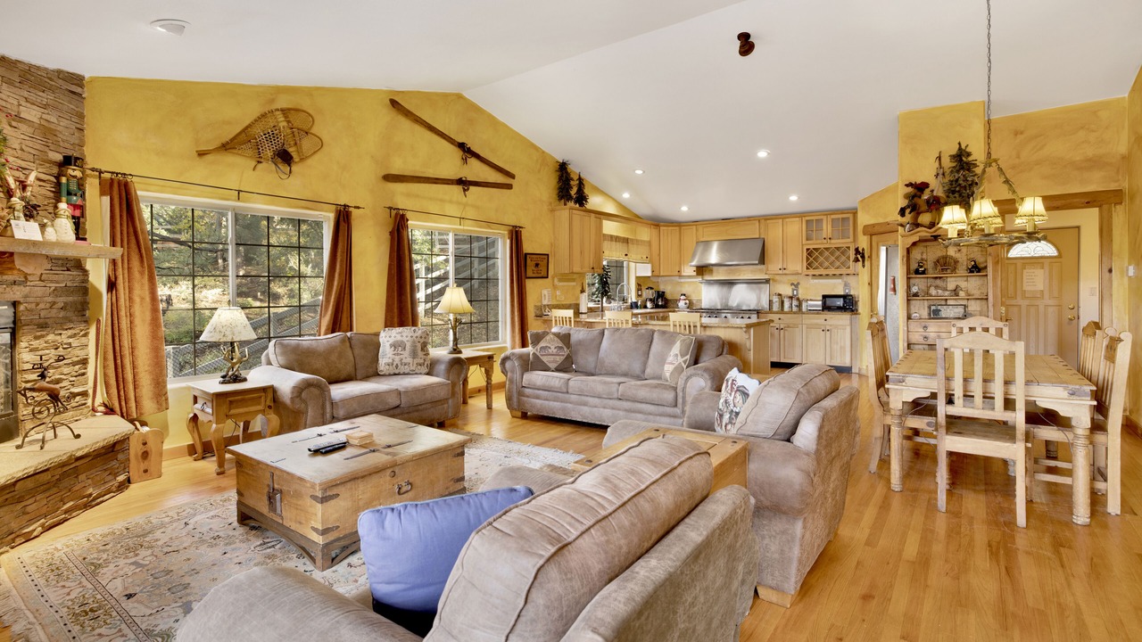 Photo of Livingroom in Upper Moonridge
