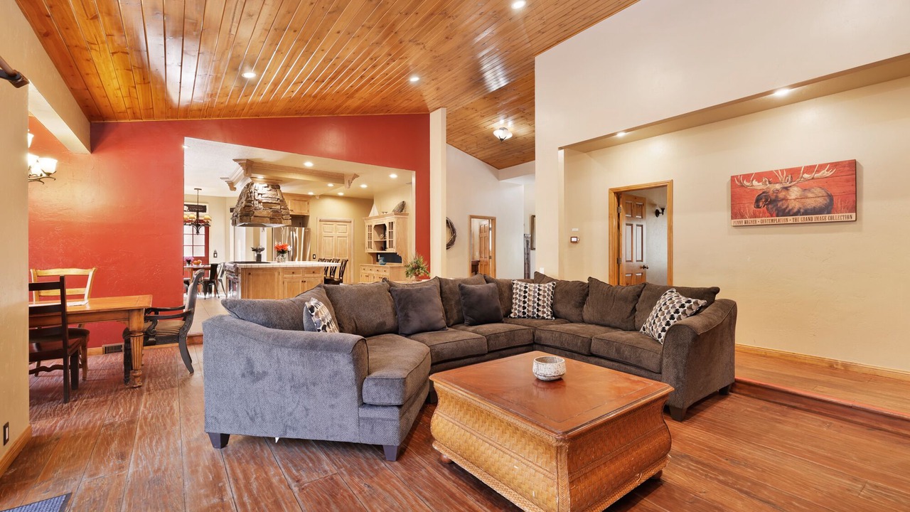 Photo of Livingroom in Evergreen Estates