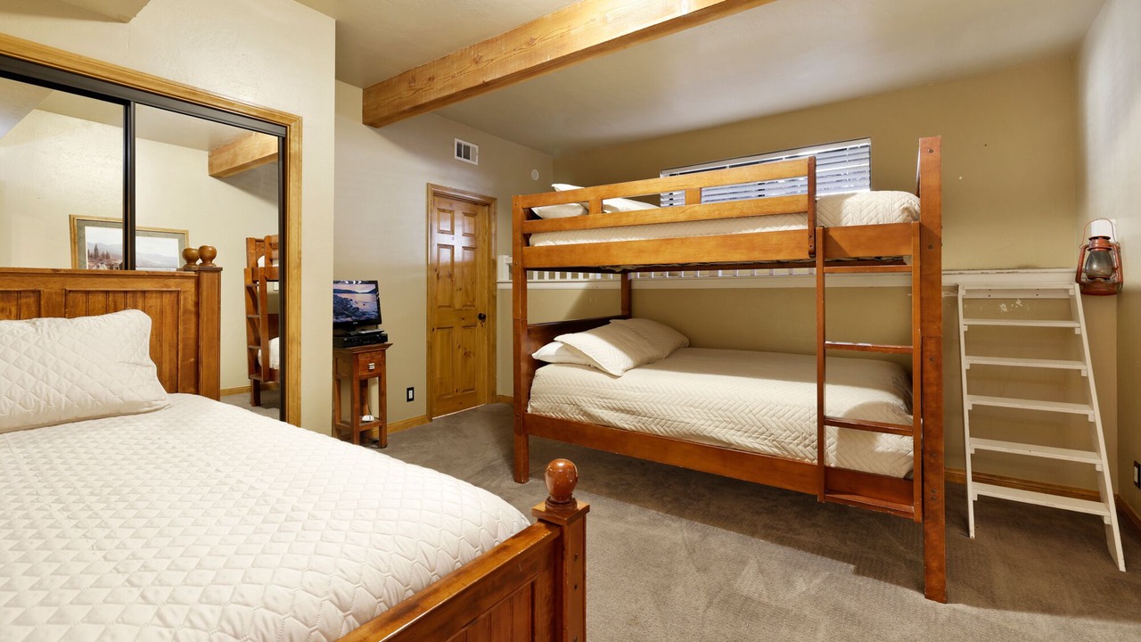 Photo of Bedroom in Evergreen Estates