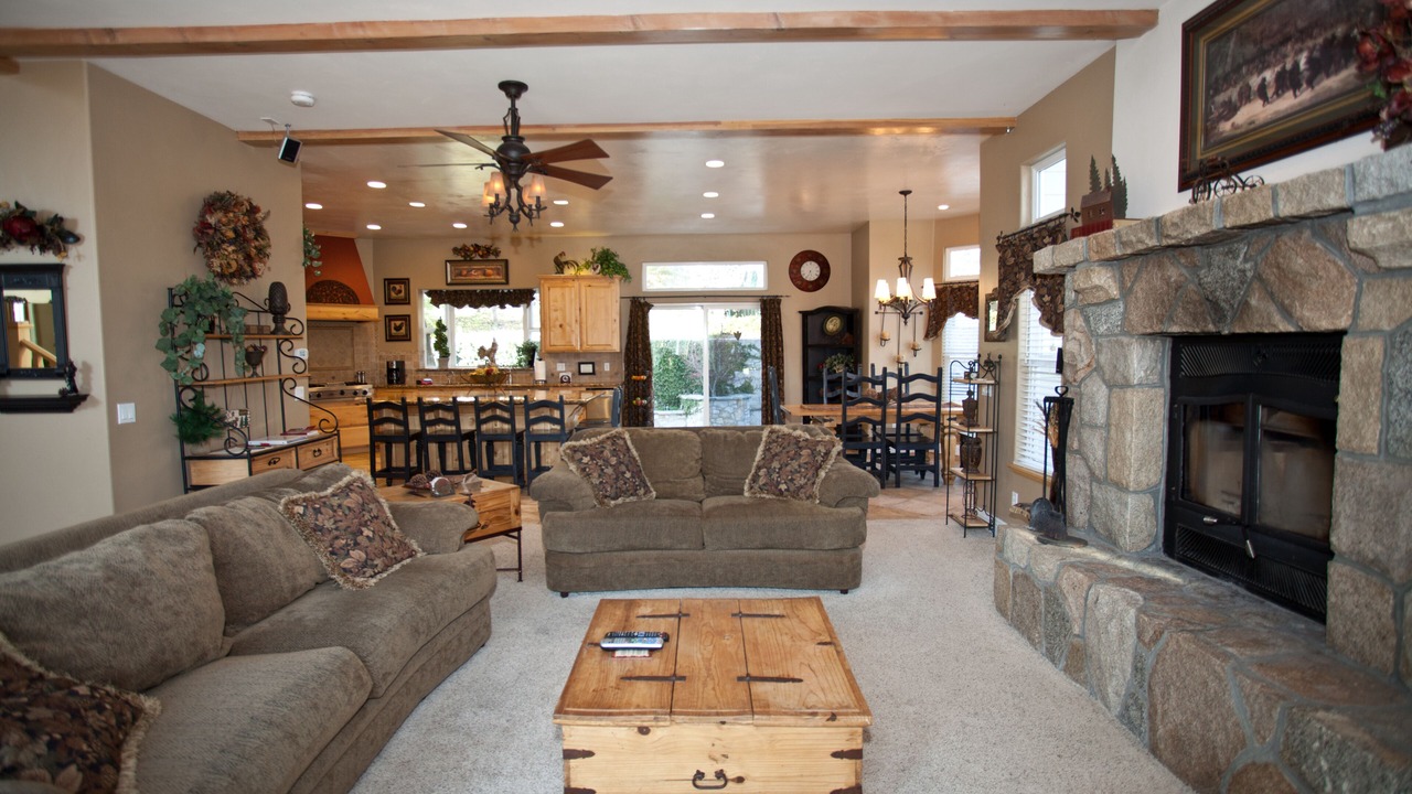 Photo of Livingroom in Lake Arrowhead