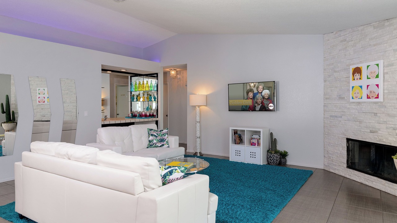 Photo of Livingroom in Racquet Club West
