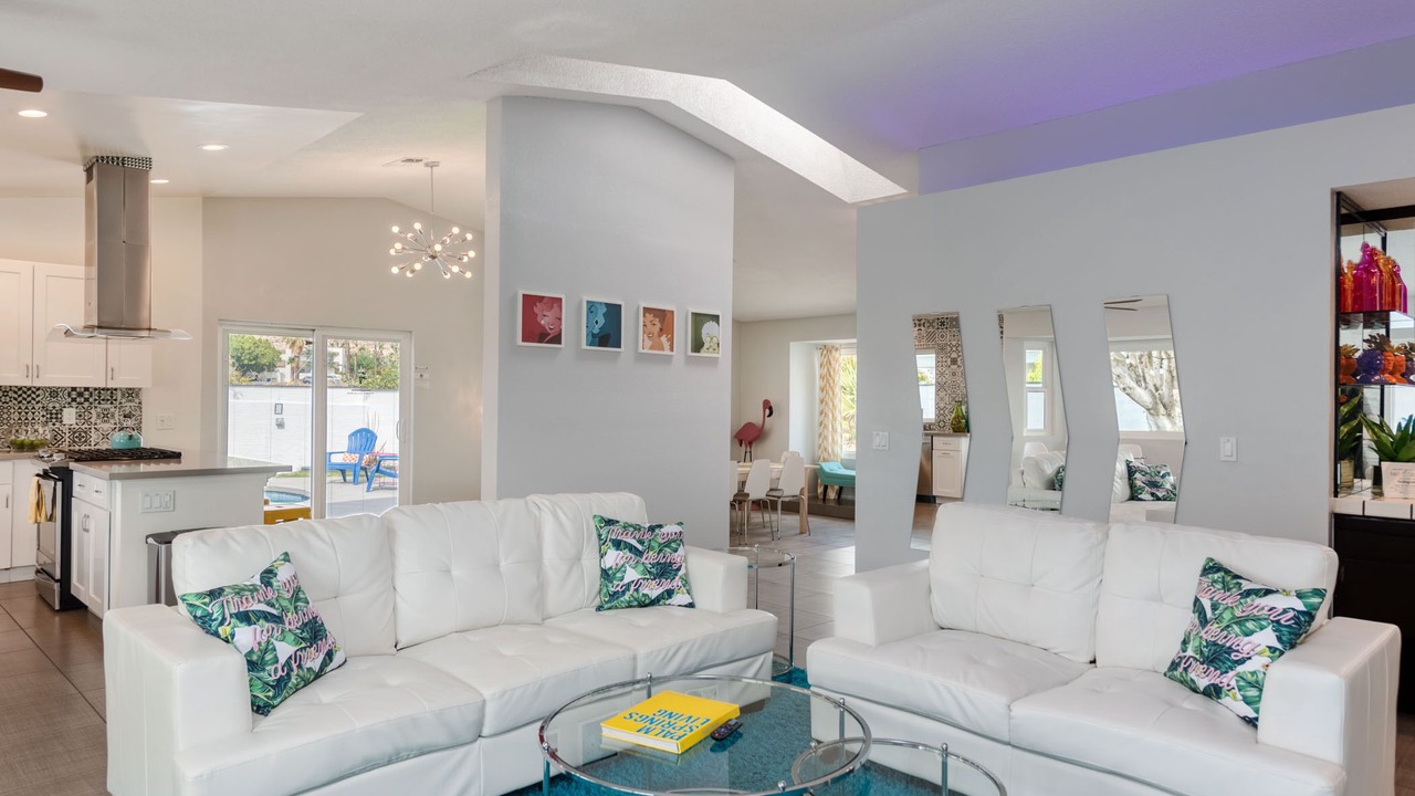 Photo of Livingroom in Racquet Club West
