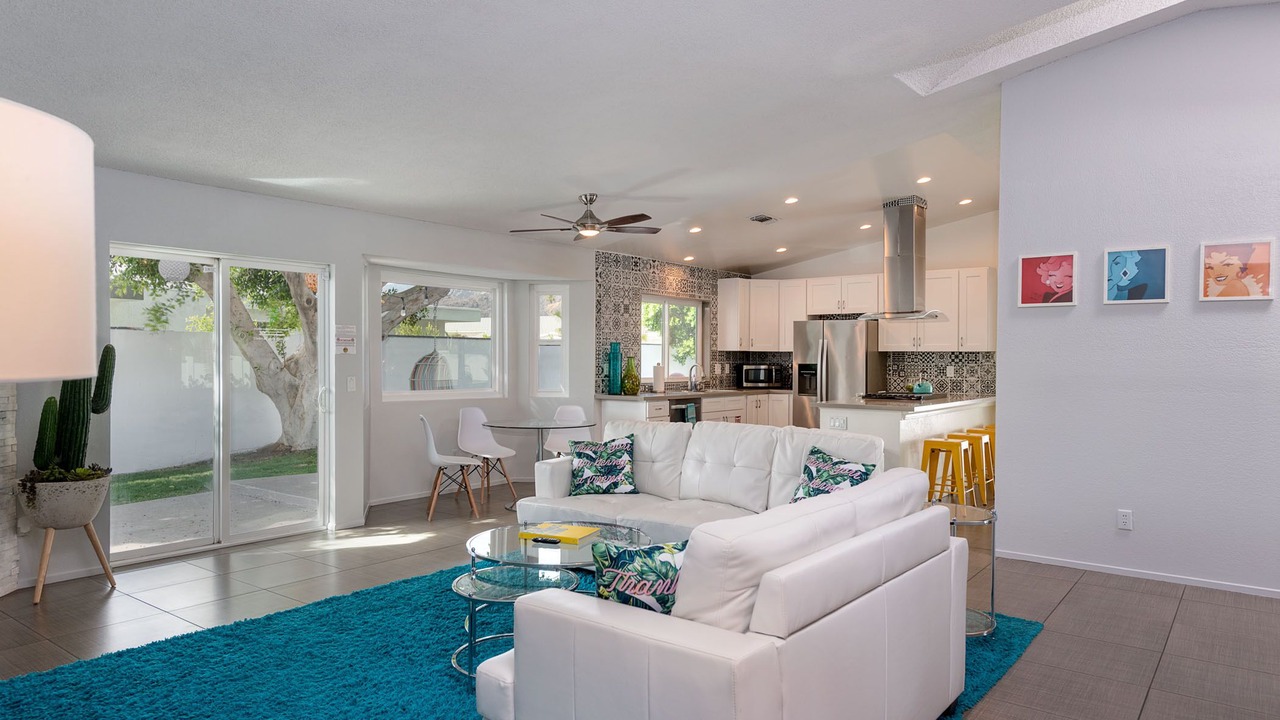 Photo of Livingroom in Racquet Club West