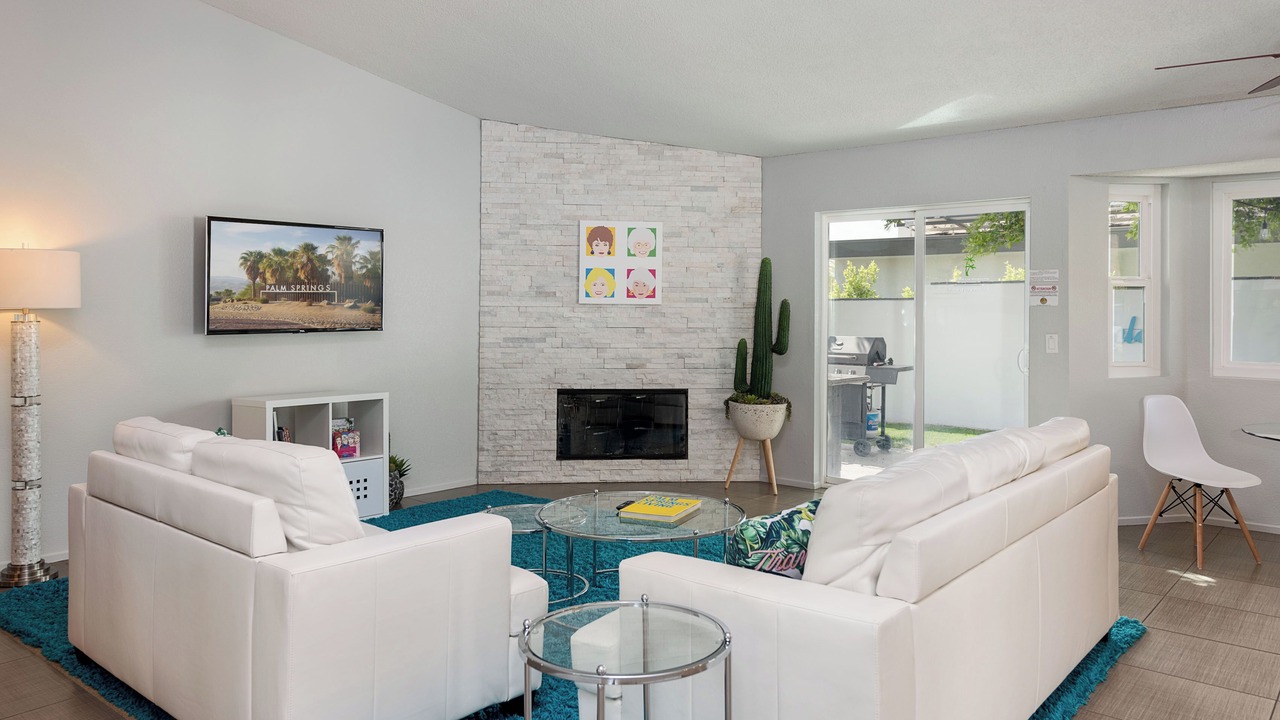 Photo of Livingroom in Racquet Club West