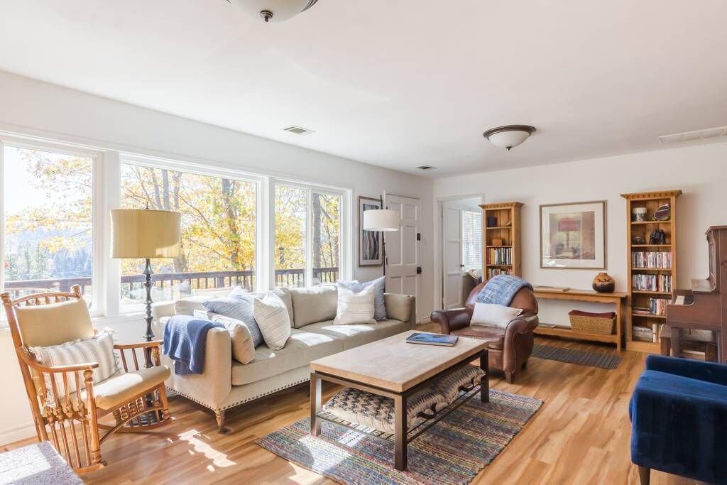 Photo of Livingroom in Lake Arrowhead