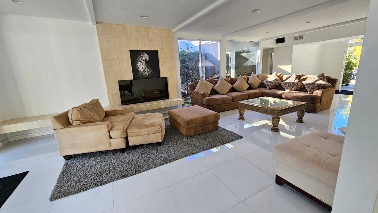 Photo of Livingroom in Woodland Hills