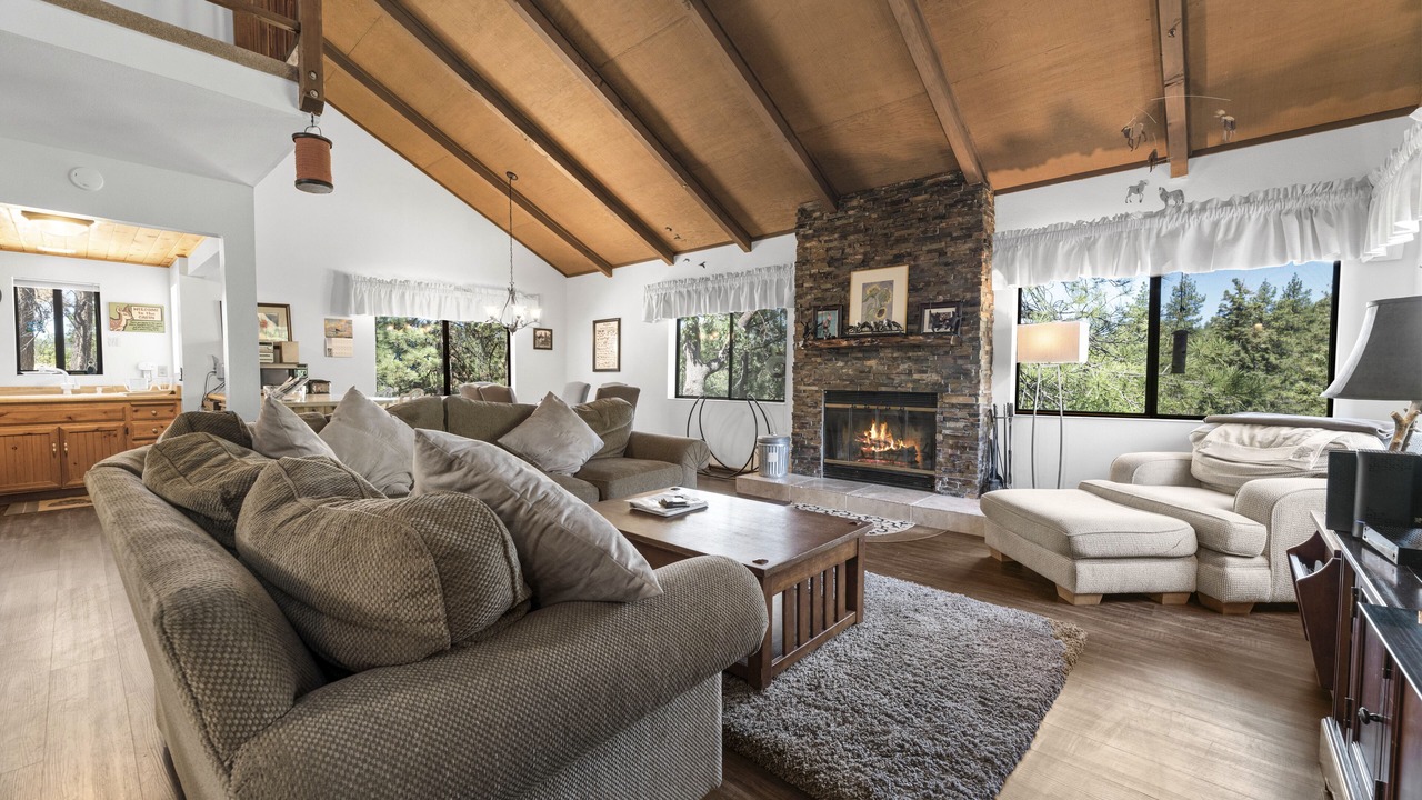 Photo of Livingroom in Fawnskin