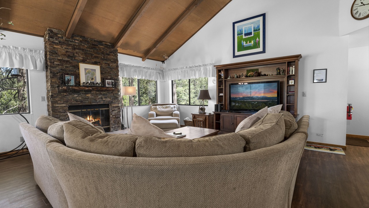 Photo of Livingroom in Fawnskin