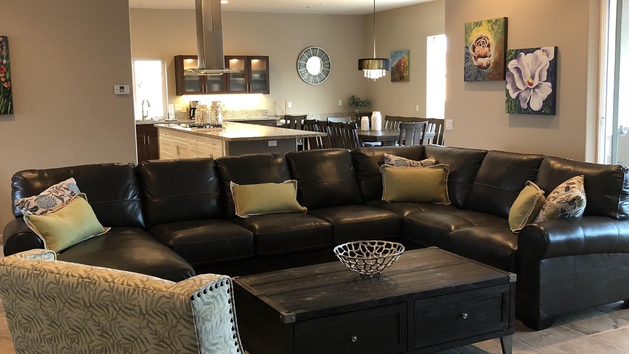 Photo of Livingroom in Landau Manor