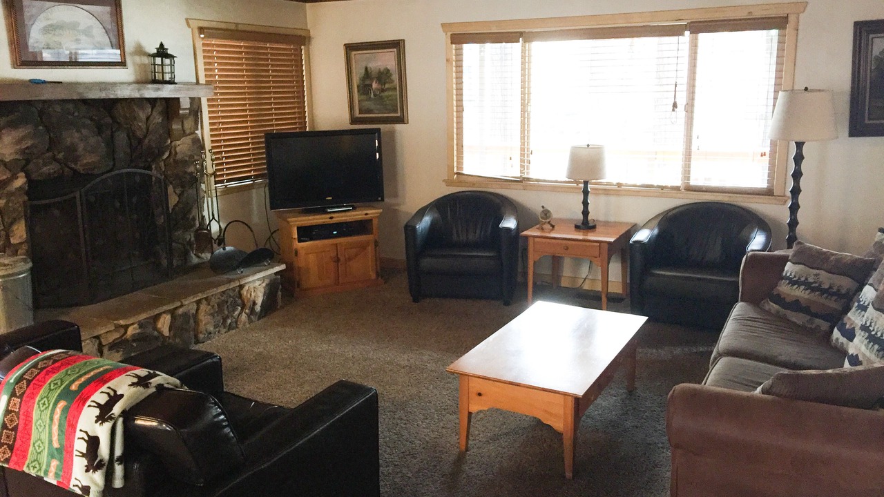 Photo of Livingroom in Summit Estates