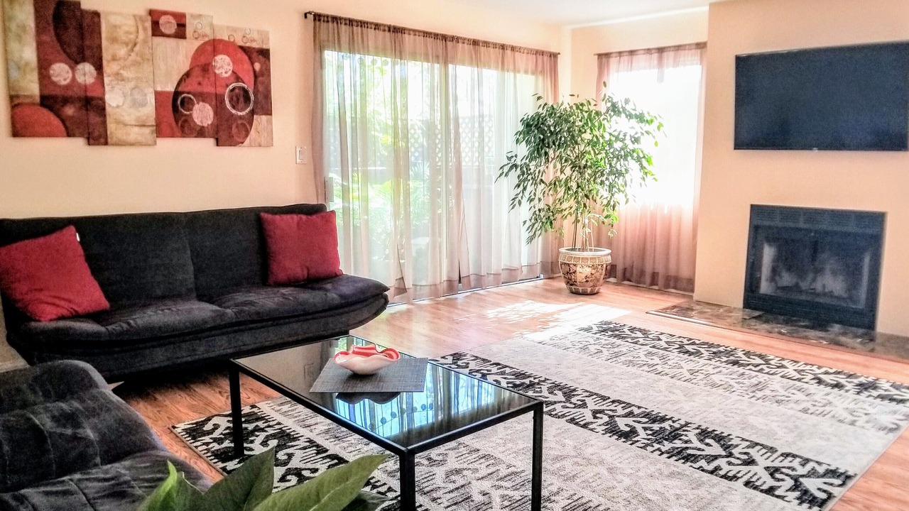 Photo of Livingroom in North of Wilshire