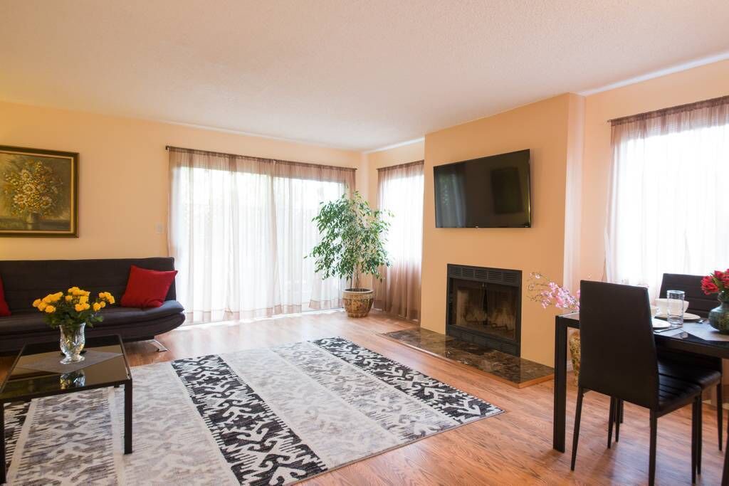 Photo of Livingroom in North of Wilshire