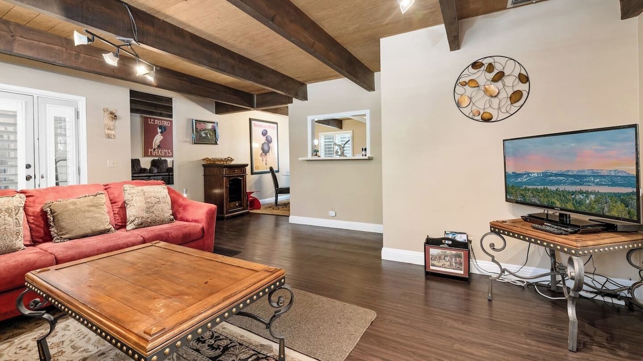 Photo of Livingroom in Summit Estates