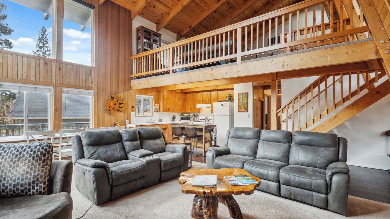 Photo of Livingroom in Fawnskin