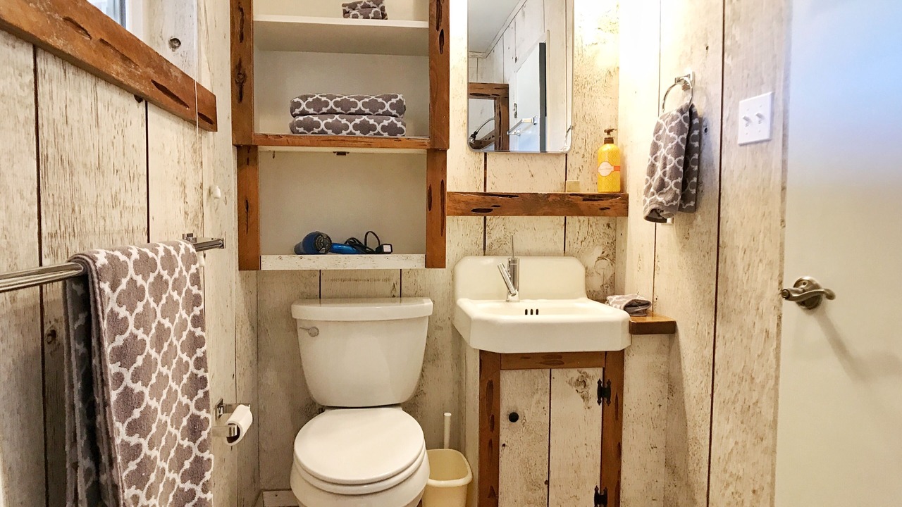 Photo of Bathroom in Monument Manor