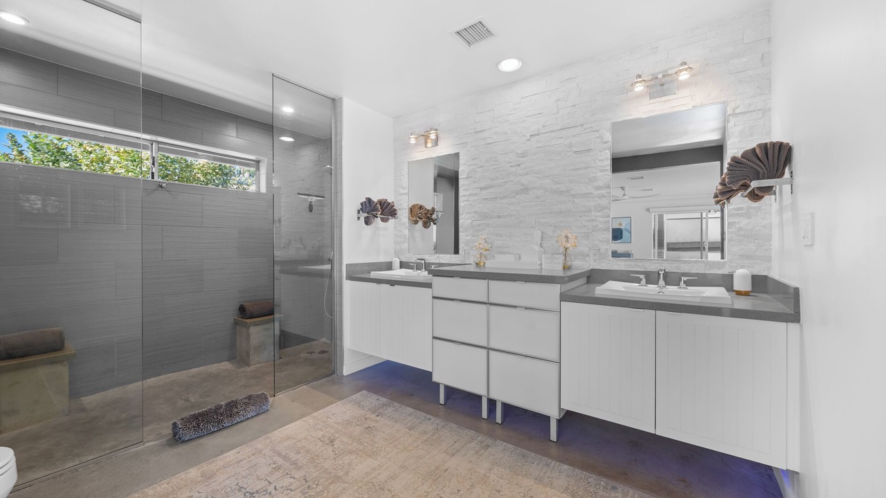 Photo of Bathroom in Racquet Club Estates