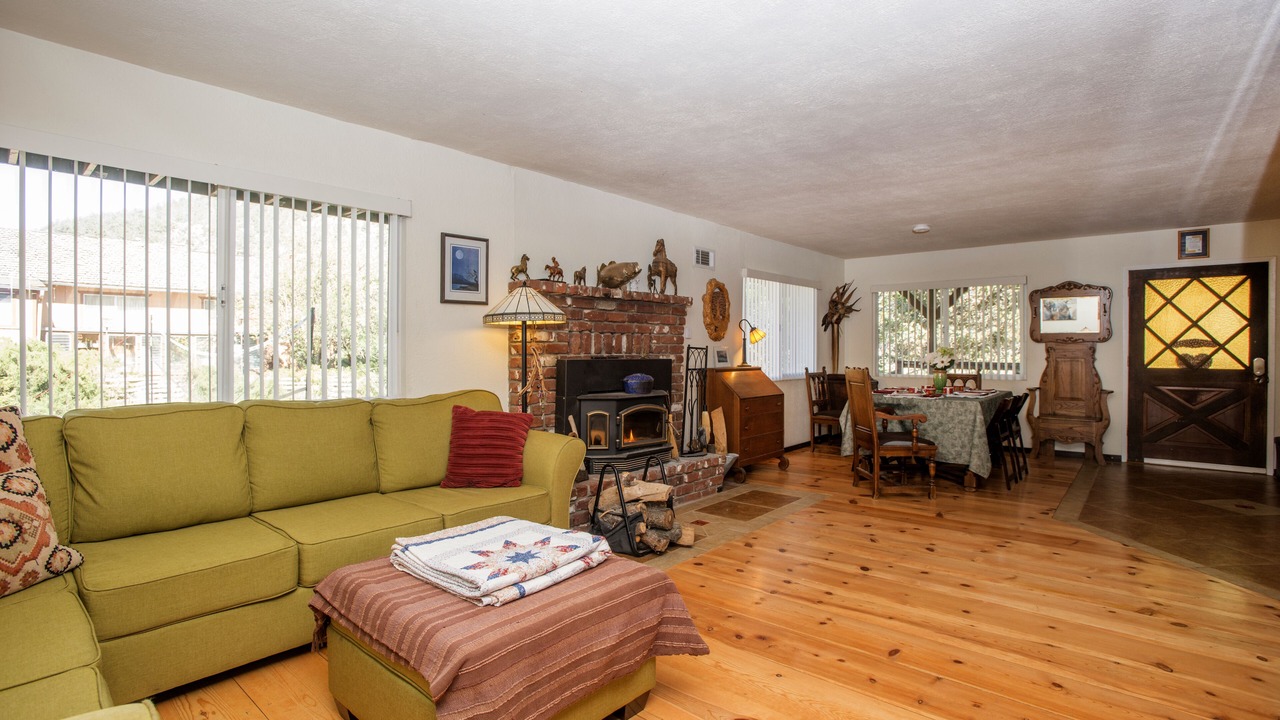 Photo of Livingroom in Frazier Park