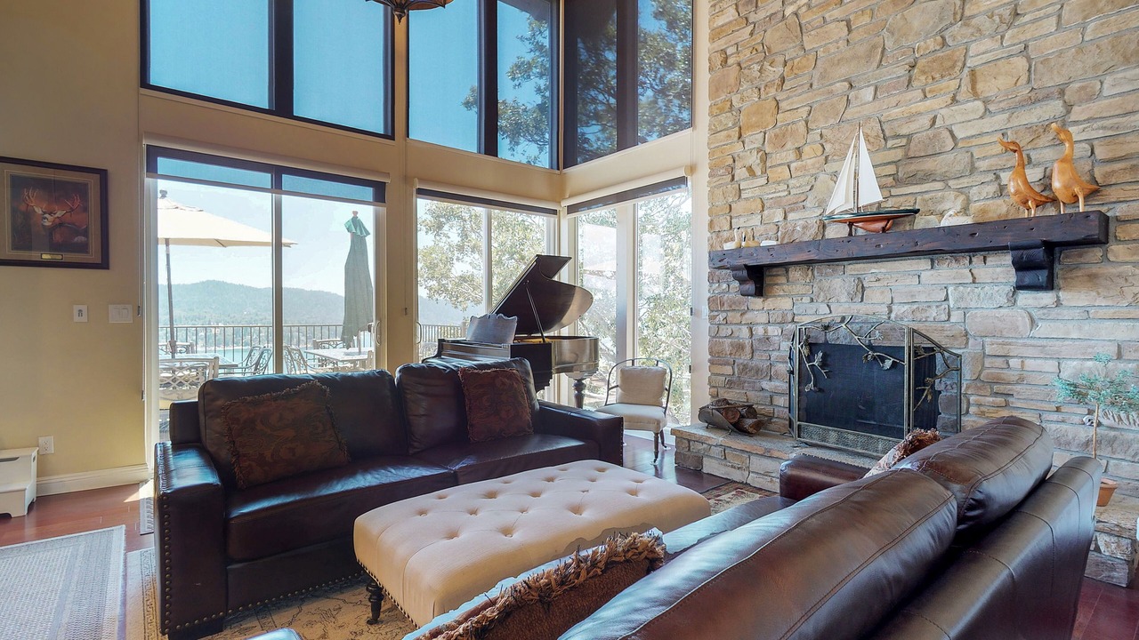 Photo of Livingroom in Lake Arrowhead