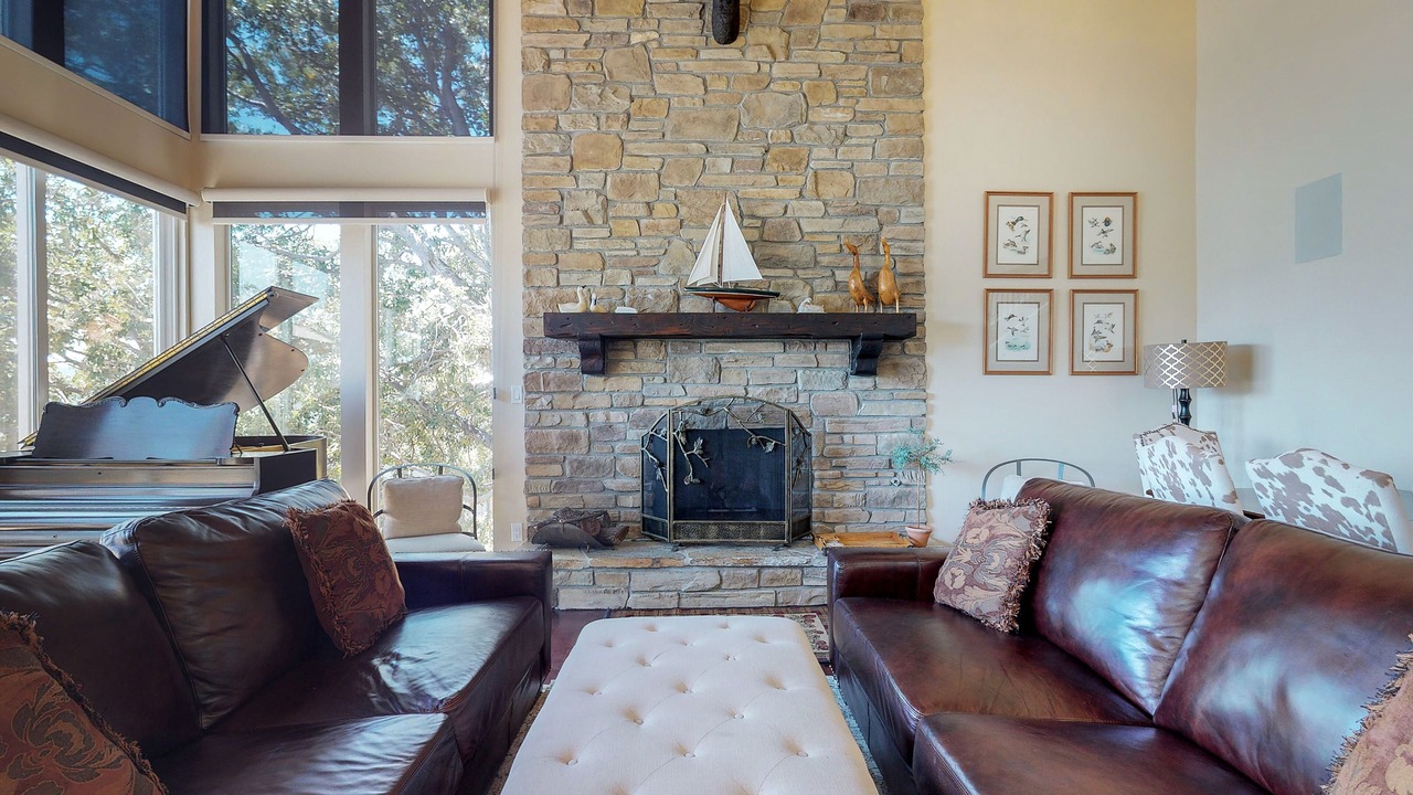 Photo of Livingroom in Lake Arrowhead