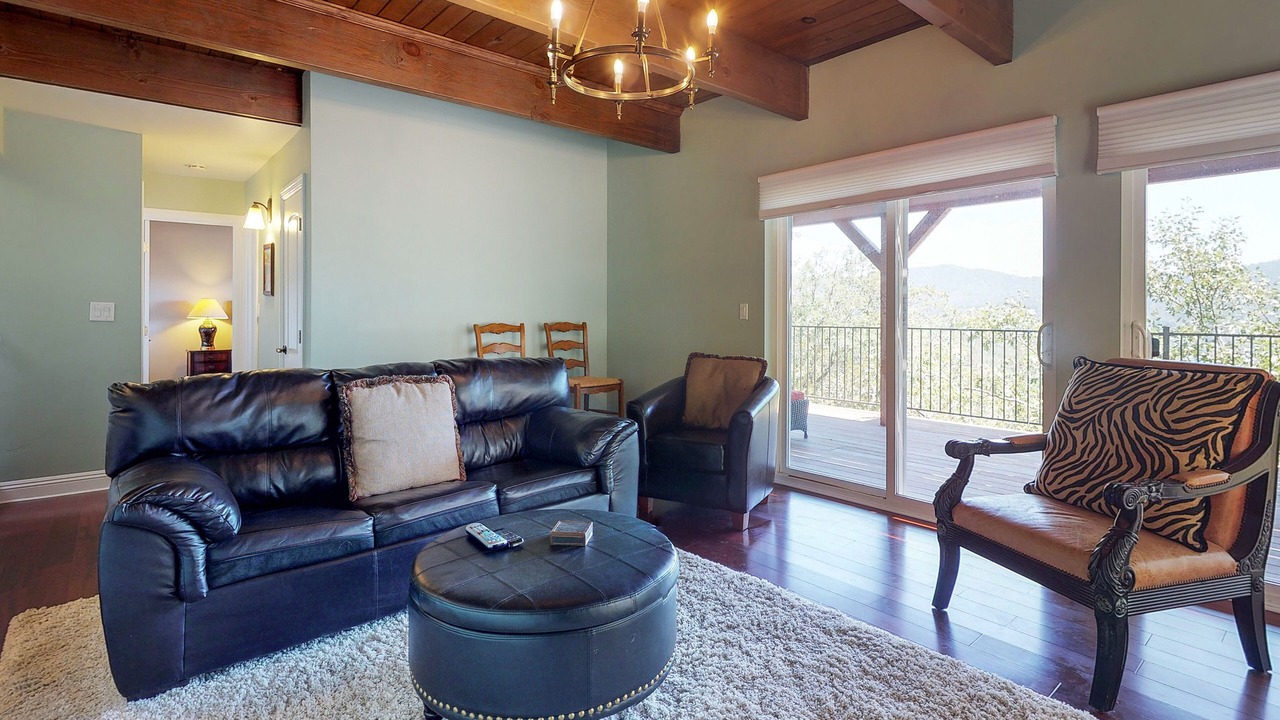 Photo of Livingroom in Lake Arrowhead
