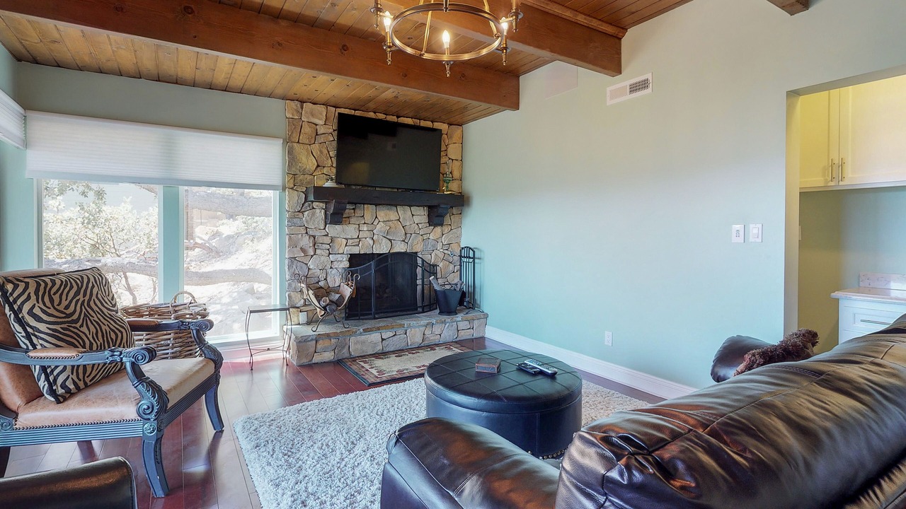 Photo of Livingroom in Lake Arrowhead