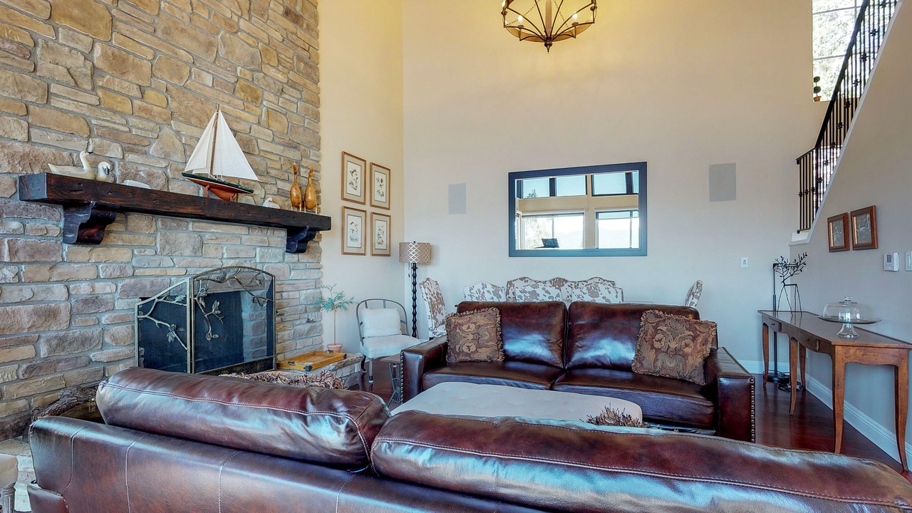Photo of Livingroom in Lake Arrowhead