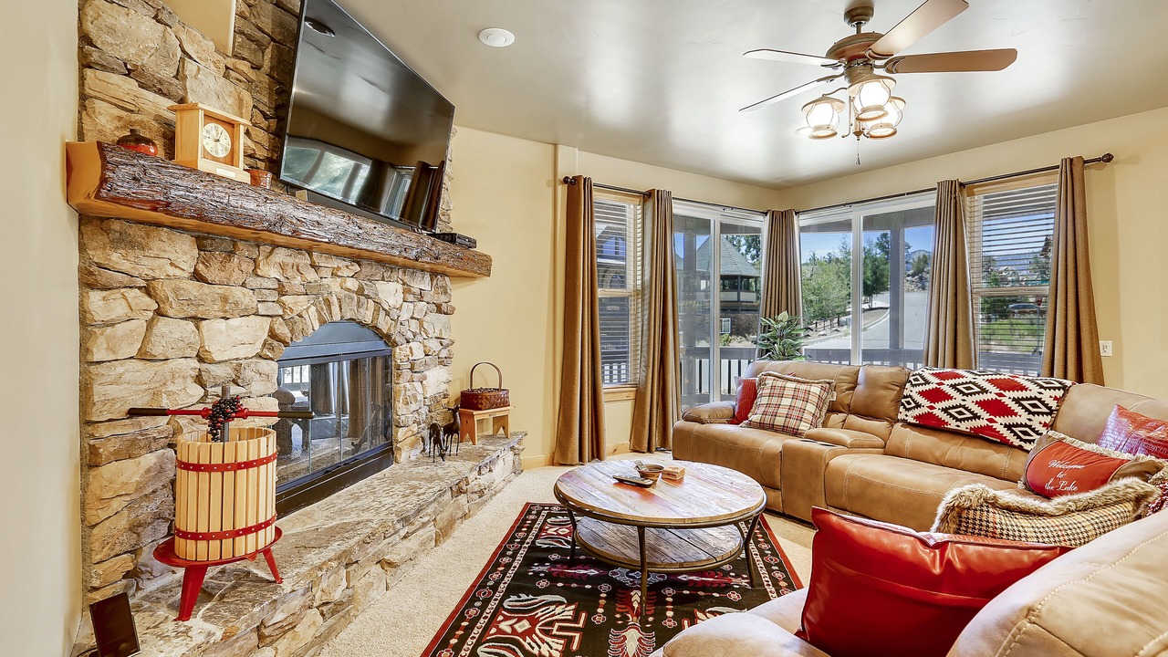 Photo of Livingroom in Castle Glen Estates