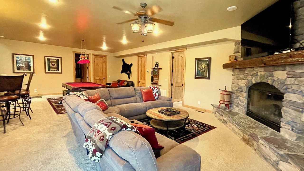 Photo of Livingroom in Castle Glen Estates