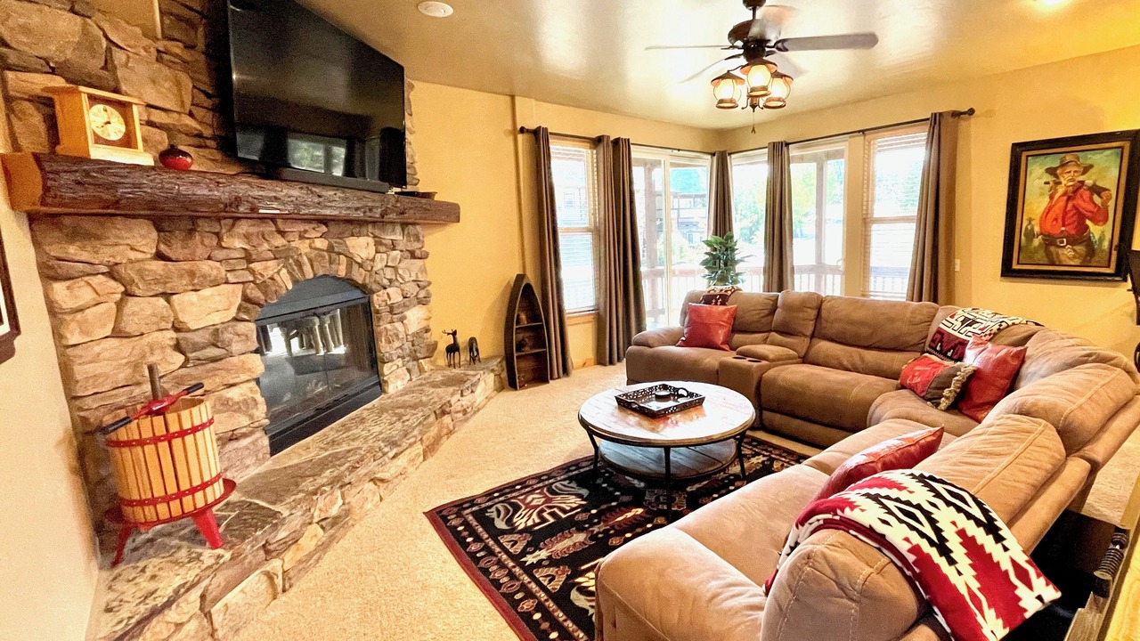 Photo of Livingroom in Castle Glen Estates