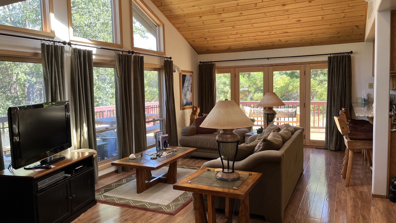 Photo of Livingroom in Weed