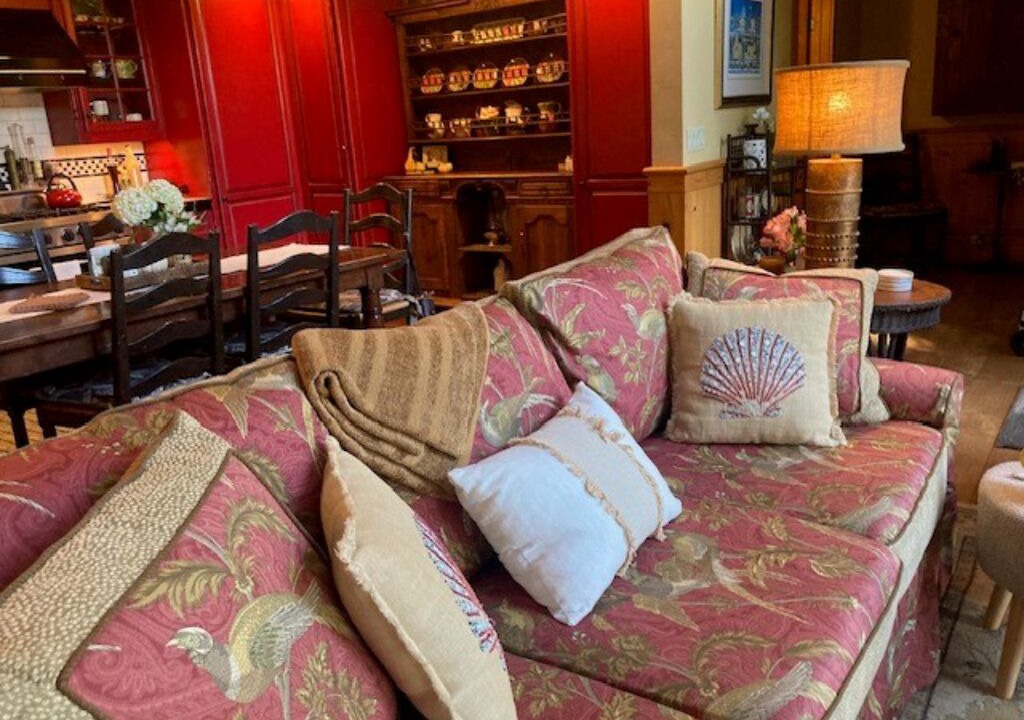 Photo of Livingroom in Blue Jay