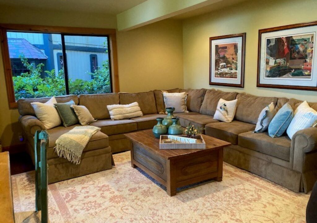 Photo of Livingroom in Blue Jay
