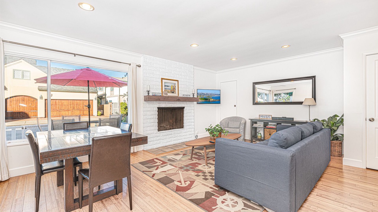 Photo of Livingroom in Balboa Peninsula