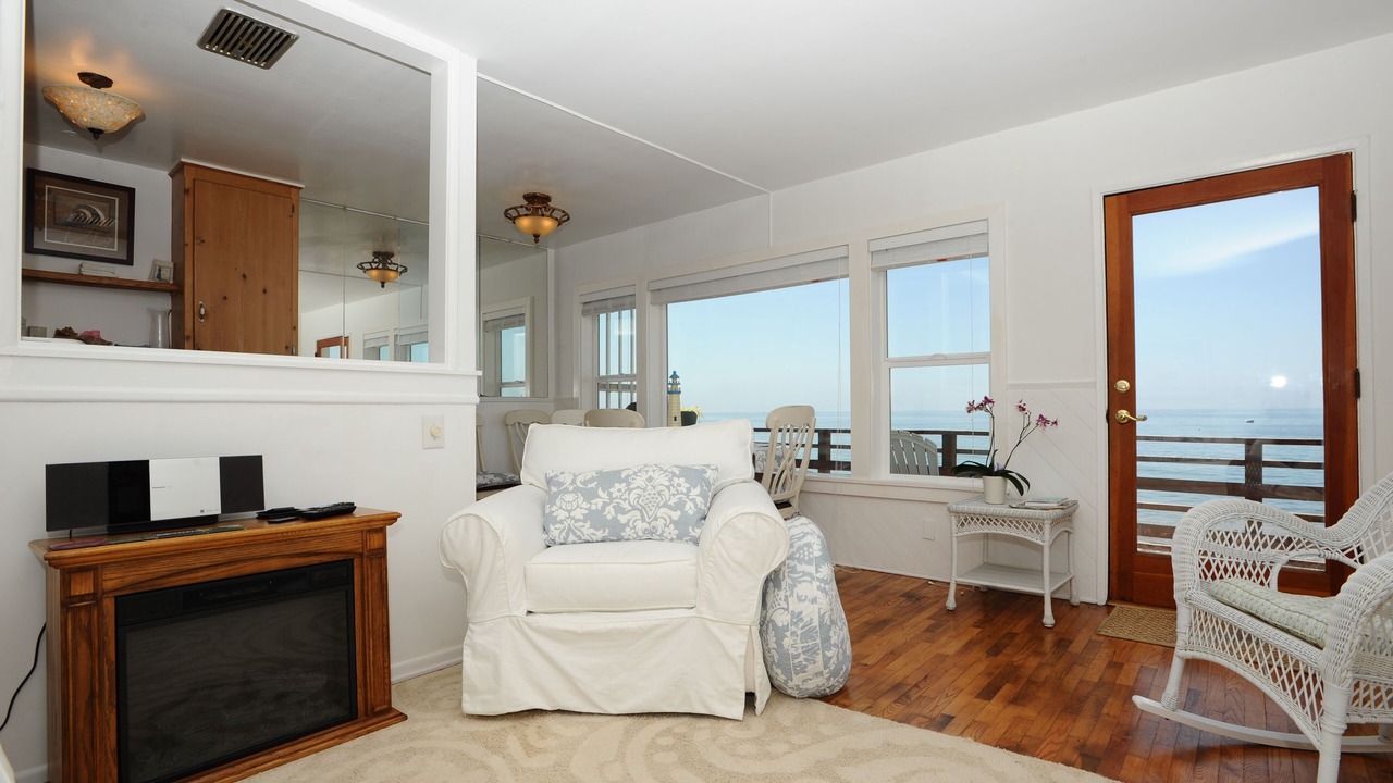 Photo of Livingroom in Eastern Malibu
