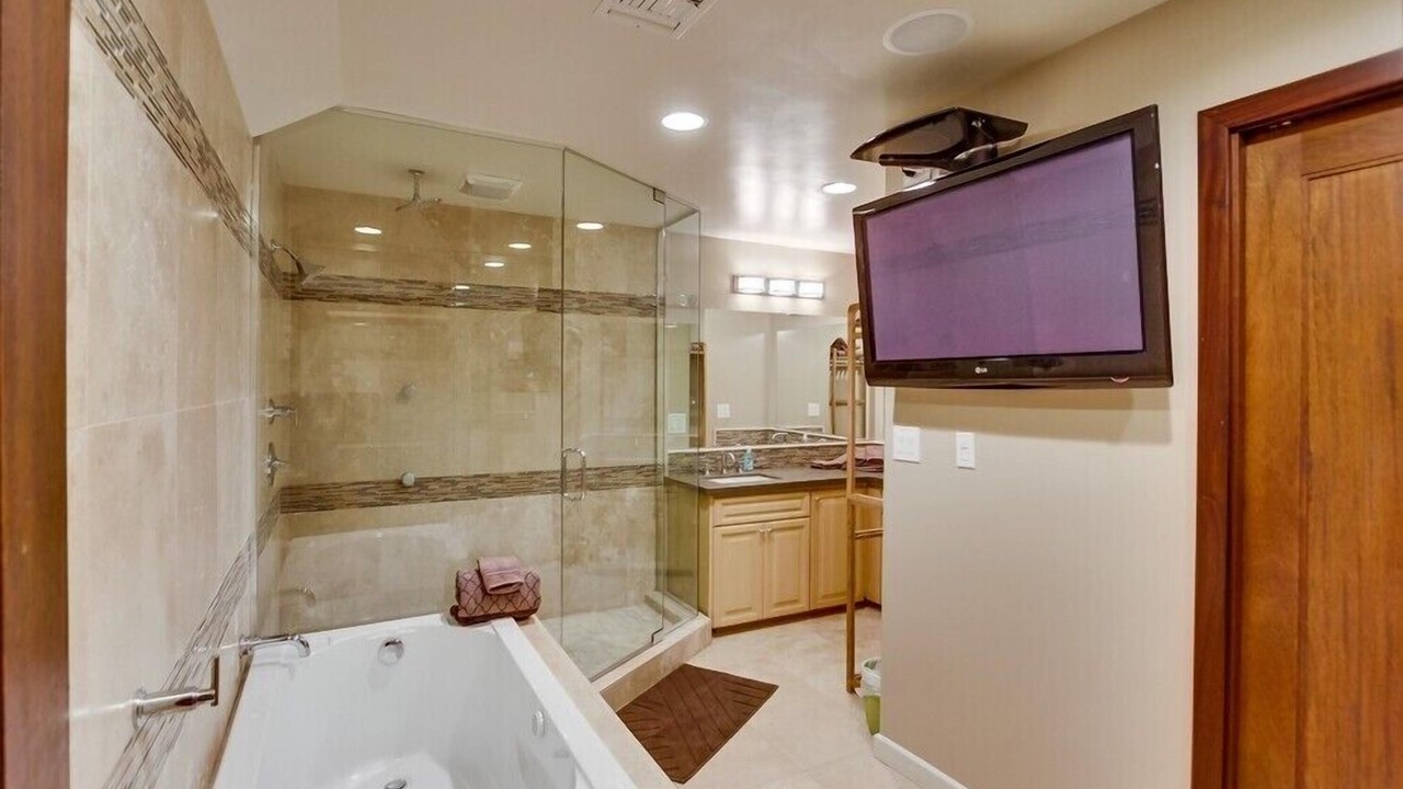 Photo of Bathroom in Central Mission Beach