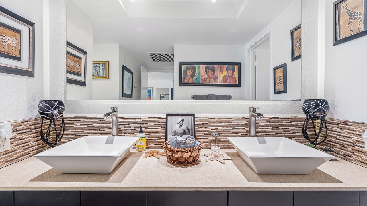 Photo of Bathroom in Canyon Corridor