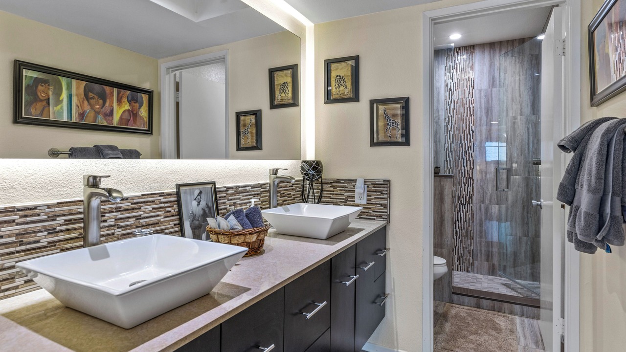 Photo of Bathroom in Canyon Corridor