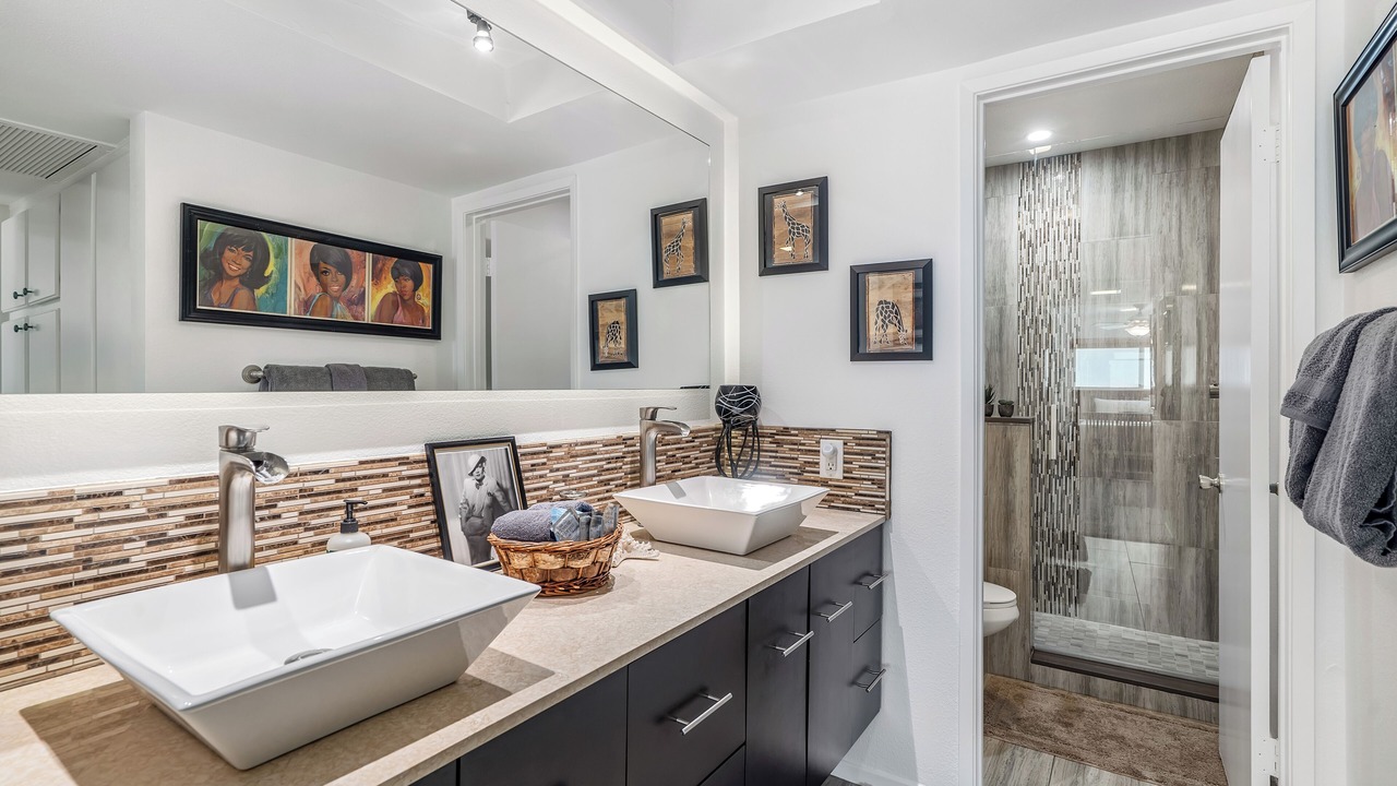 Photo of Bathroom in Canyon Corridor
