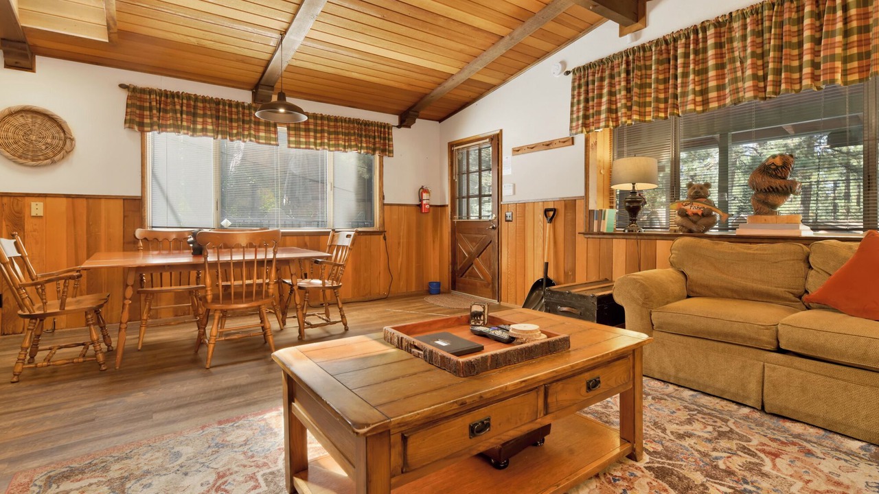 Photo of Livingroom in Summit Estates